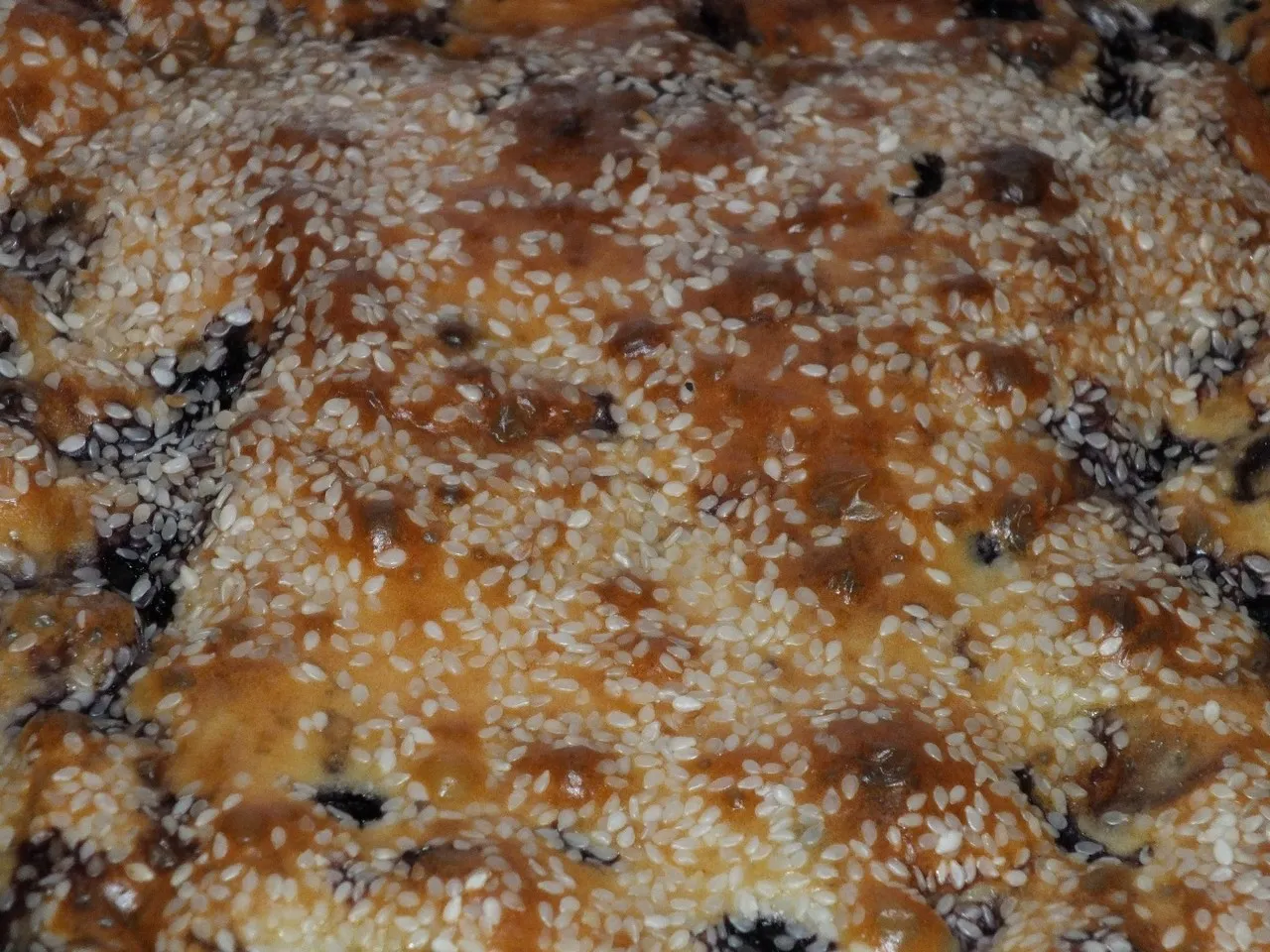Maślankowe ciasto z jagodami i sezamem