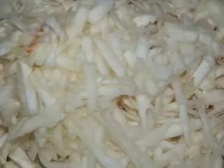 Kolorowa surówka z białej rzodkwi - 9