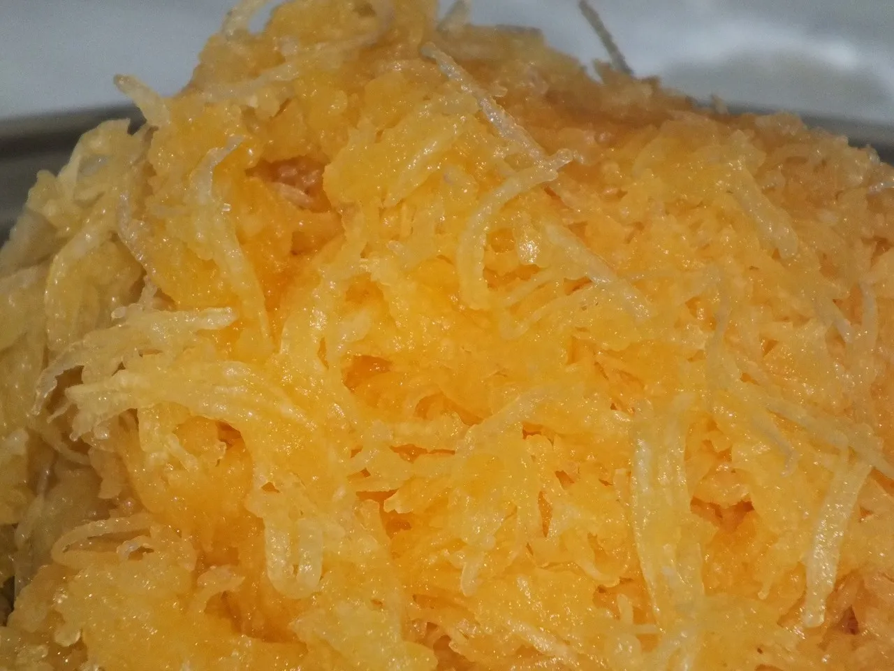 Ciasto marchewkowo-dyniowe ze śmietanką, polewą i orzeszkami
