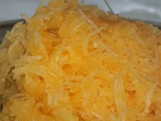 Ciasto marchewkowo-dyniowe ze śmietanką, polewą i orzeszkami - 4