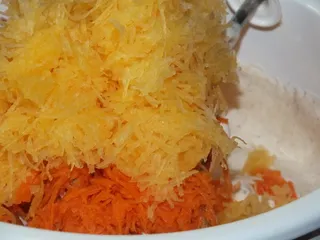 Ciasto marchewkowo-dyniowe ze śmietanką, polewą i orzeszkami - 6