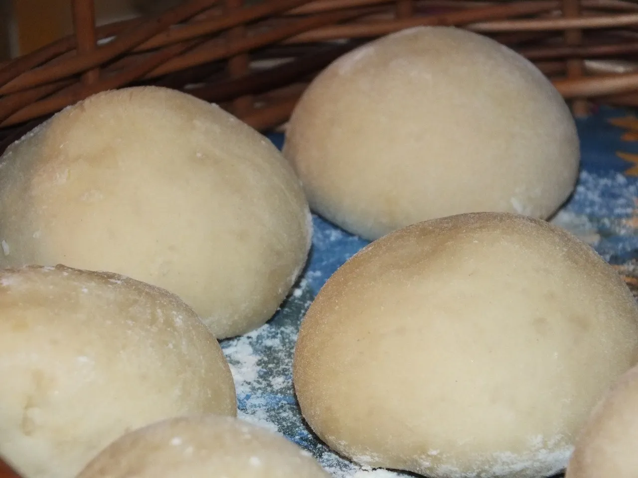 Miękkie pączki w cytrynowym lukrze