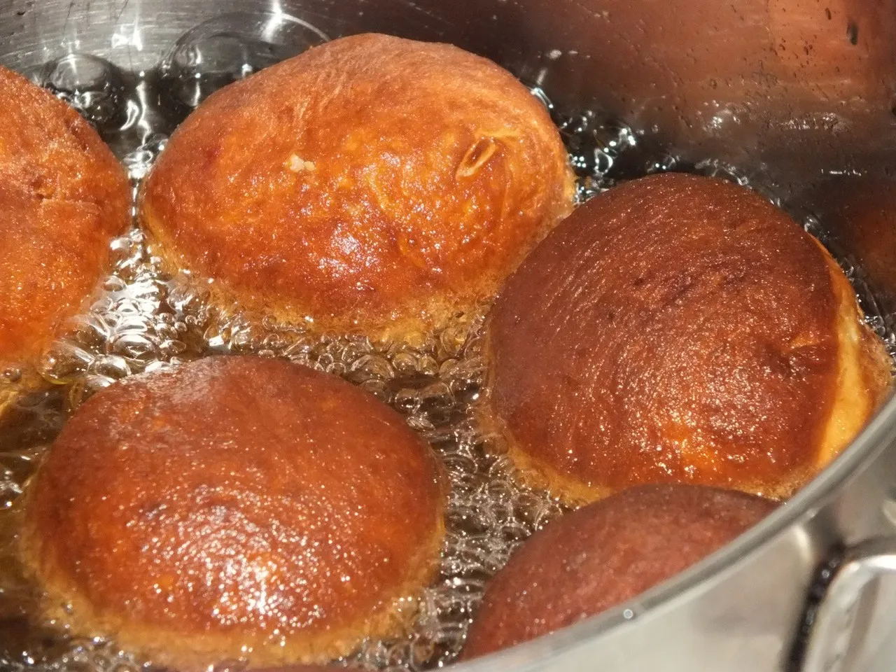 Miękkie pączki w cytrynowym lukrze