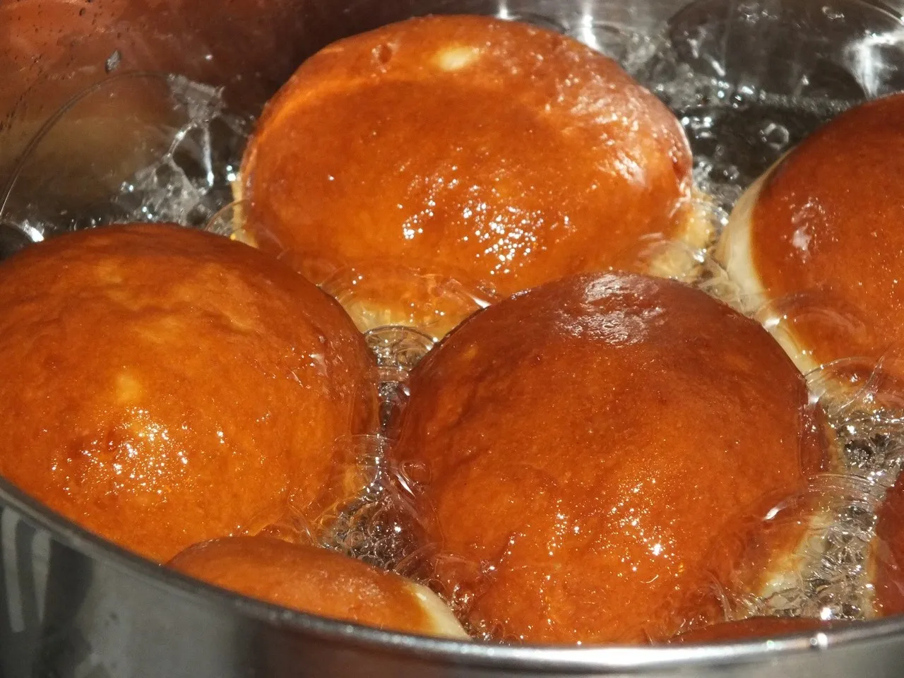 Miękkie pączki w cytrynowym lukrze