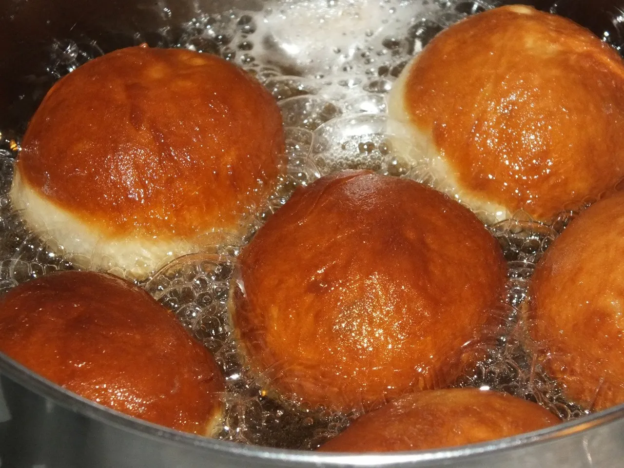 Miękkie pączki w cytrynowym lukrze