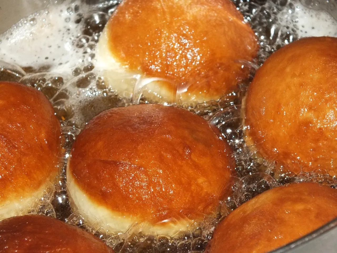 Miękkie pączki w cytrynowym lukrze