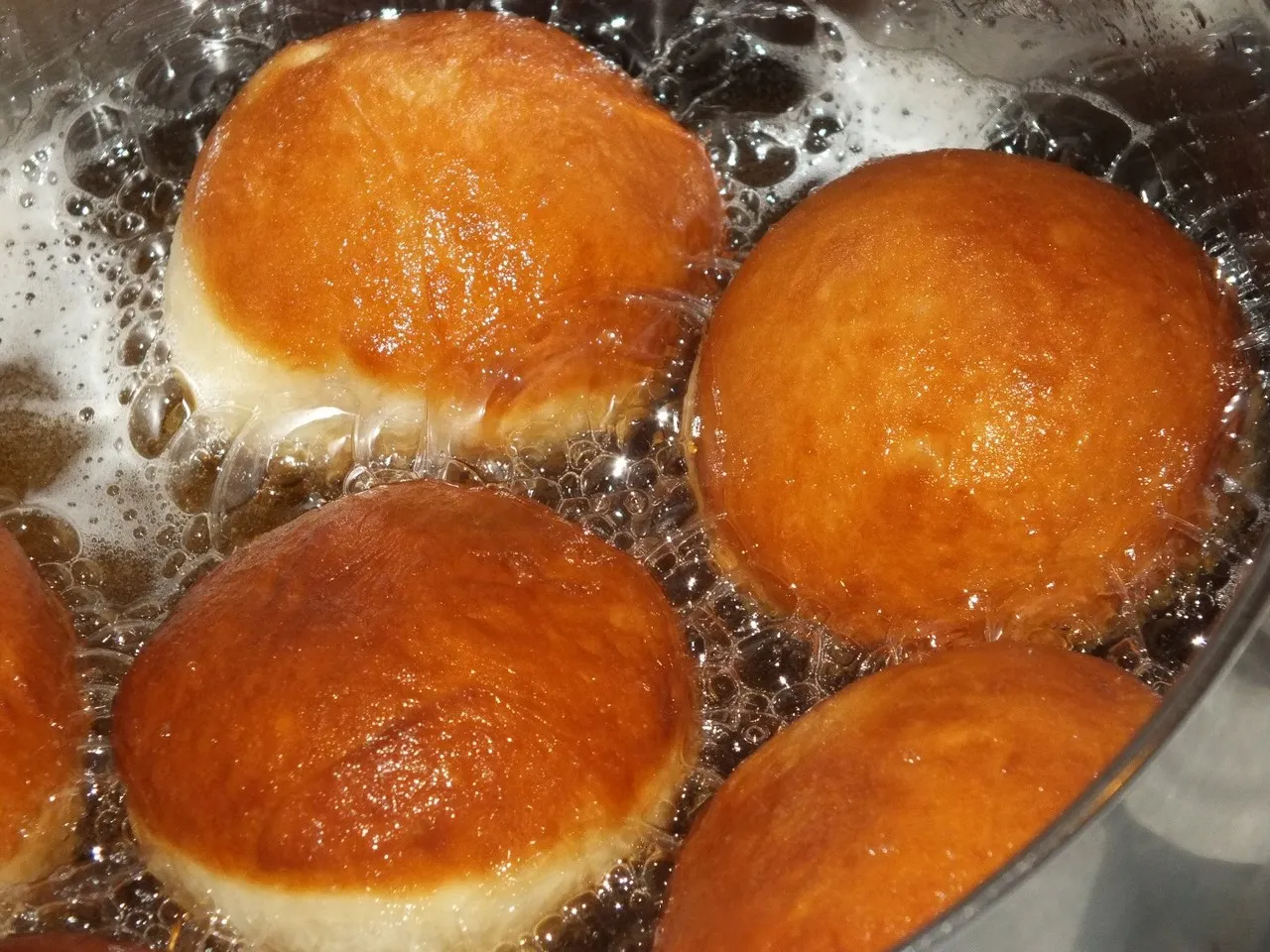 Miękkie pączki w cytrynowym lukrze
