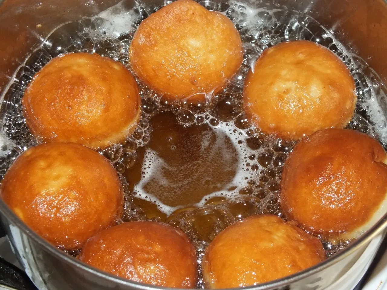 Miękkie pączki w cytrynowym lukrze