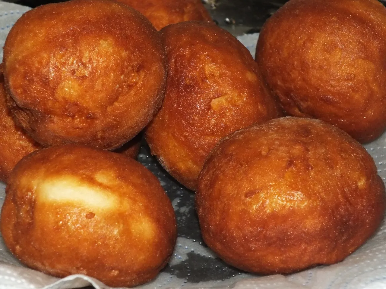 Miękkie pączki w cytrynowym lukrze