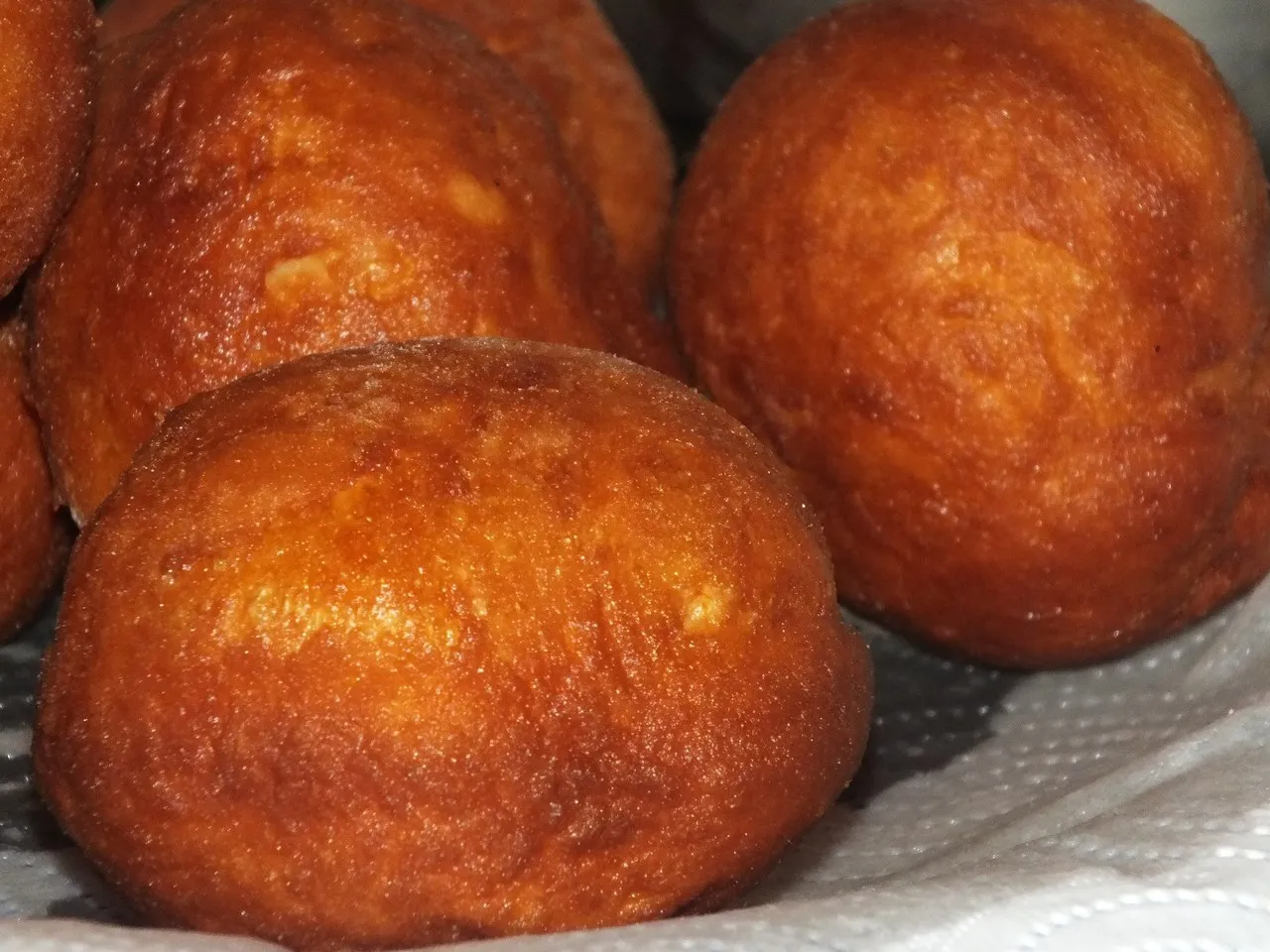 Miękkie pączki w cytrynowym lukrze