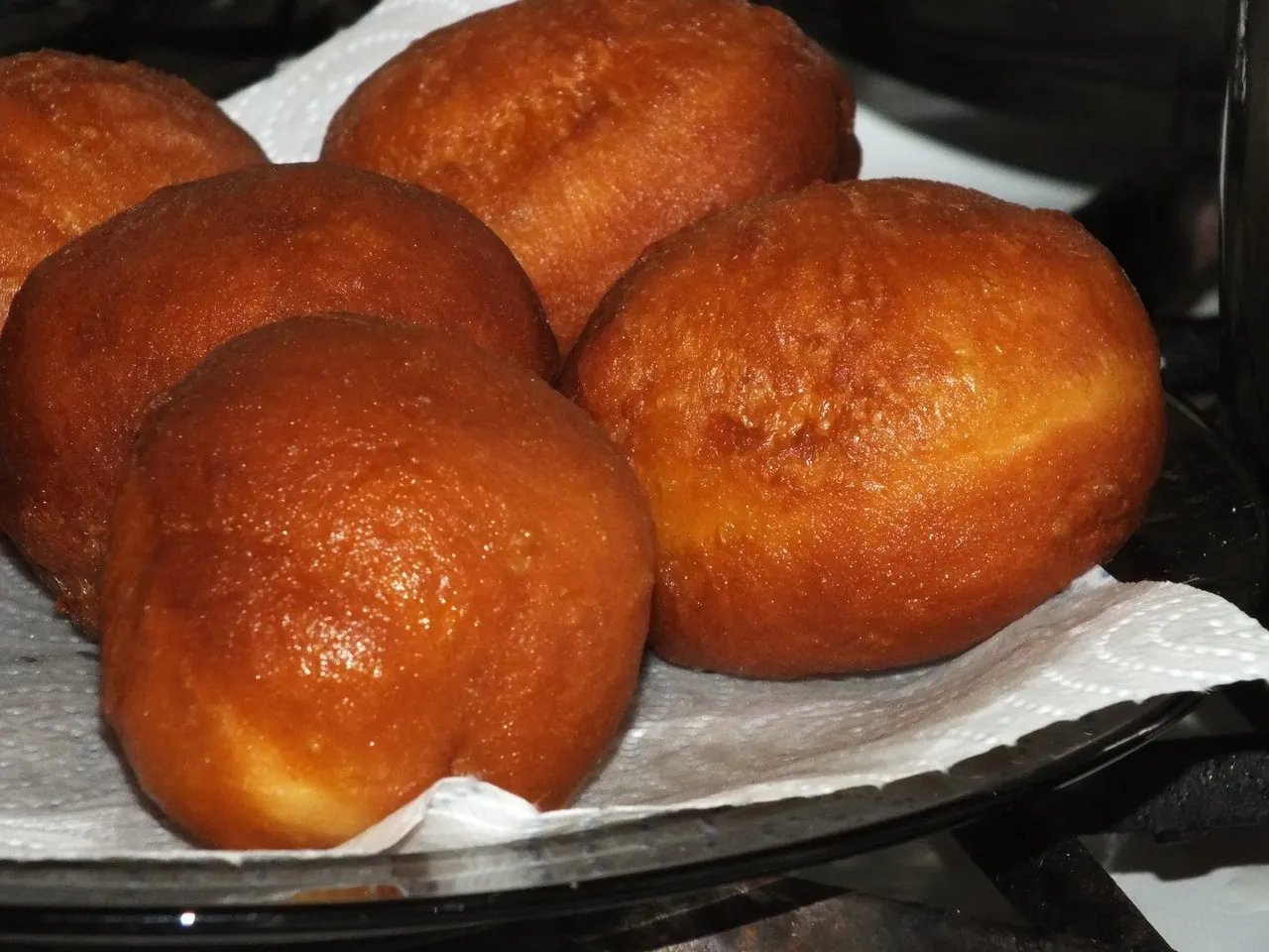 Miękkie pączki w cytrynowym lukrze