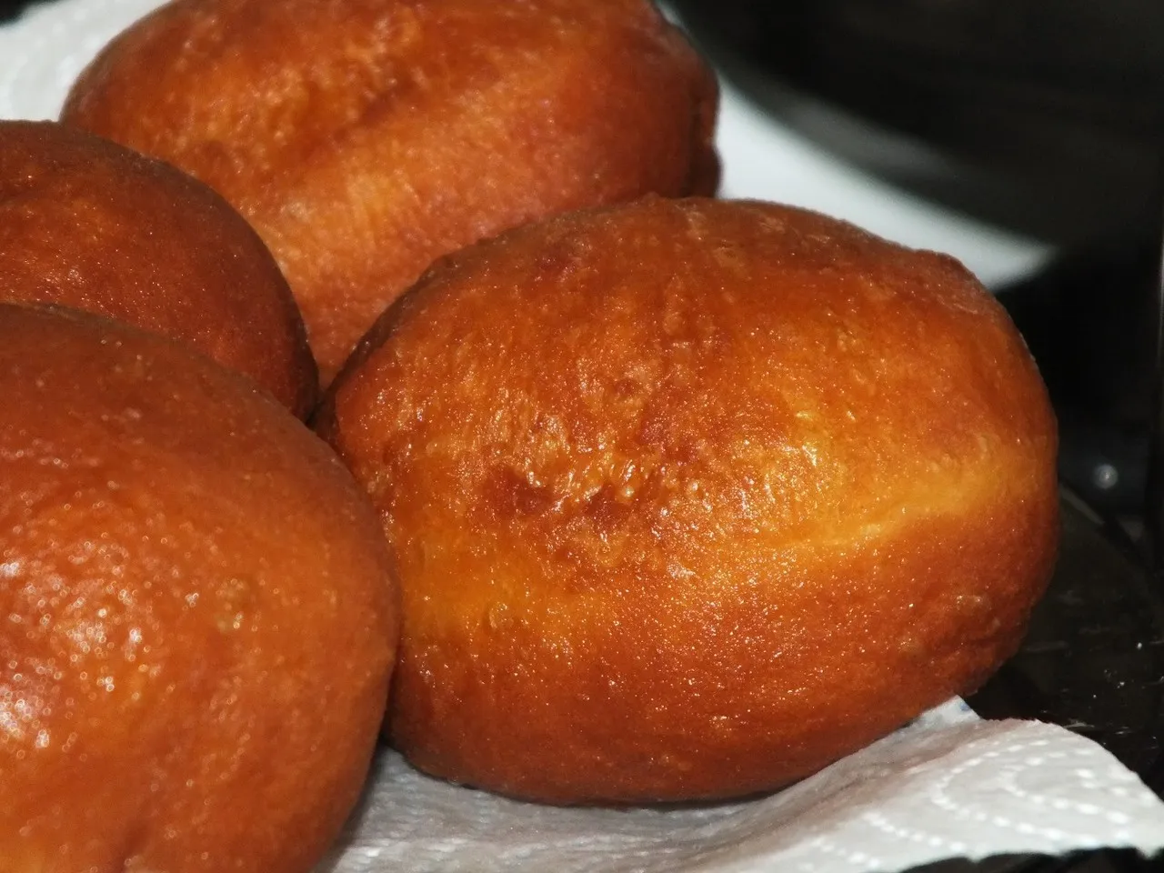 Miękkie pączki w cytrynowym lukrze