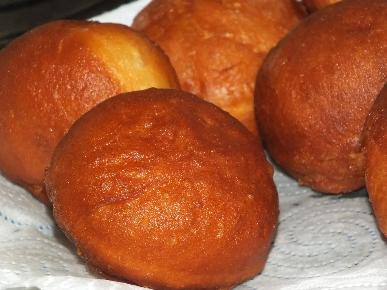 Miękkie pączki w cytrynowym lukrze