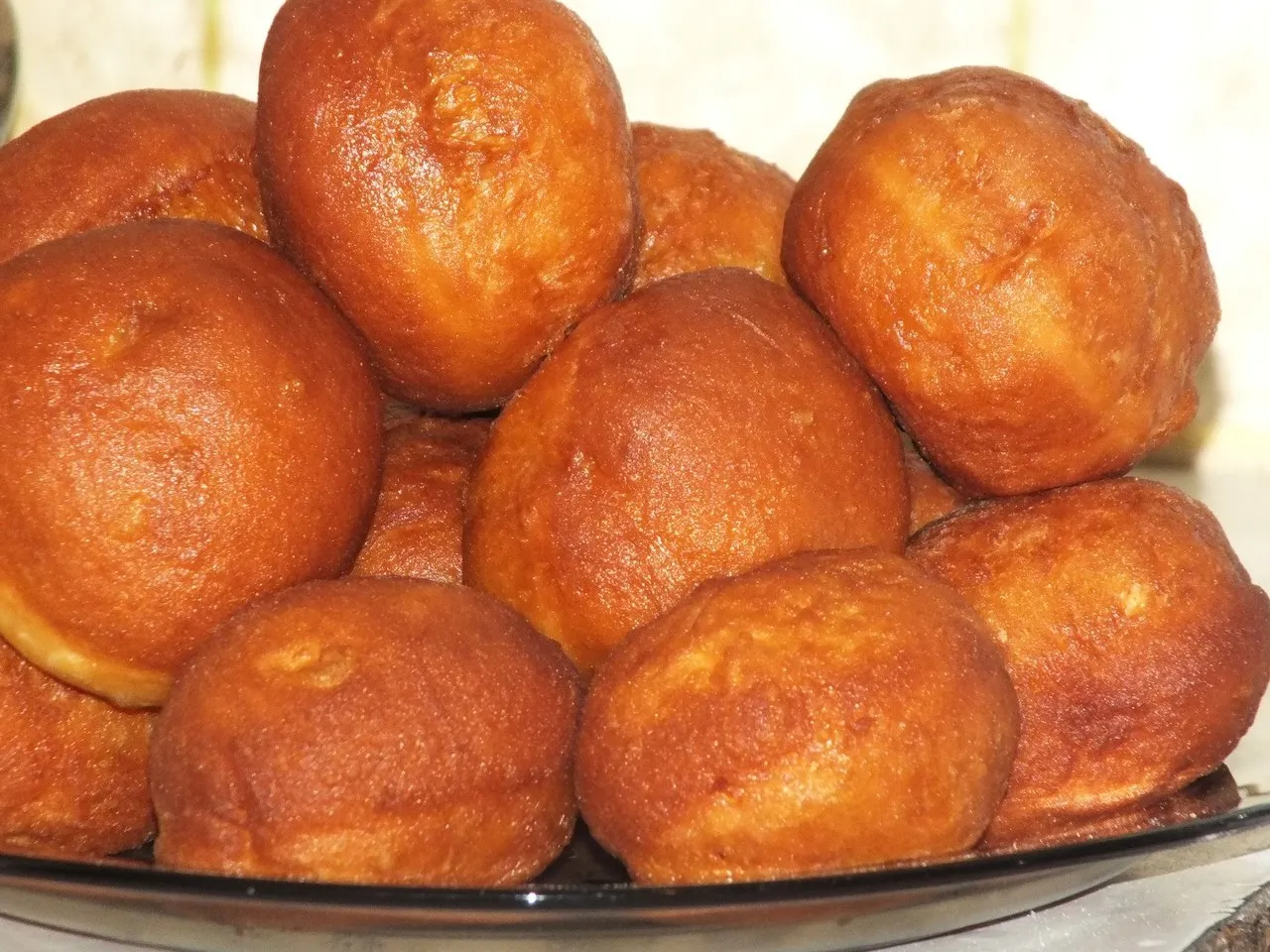 Miękkie pączki w cytrynowym lukrze