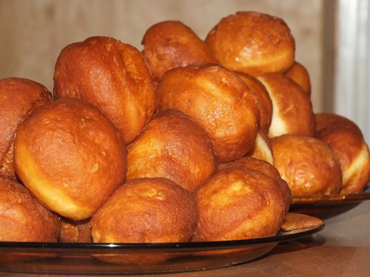Miękkie pączki w cytrynowym lukrze