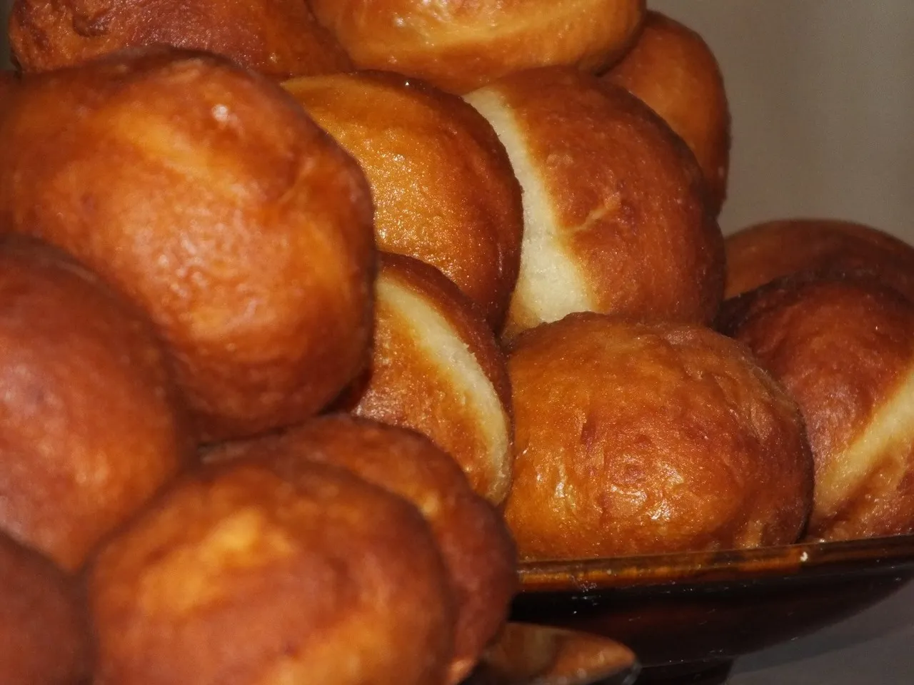 Miękkie pączki w cytrynowym lukrze