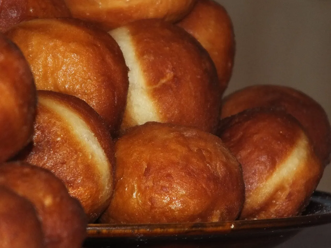Miękkie pączki w cytrynowym lukrze