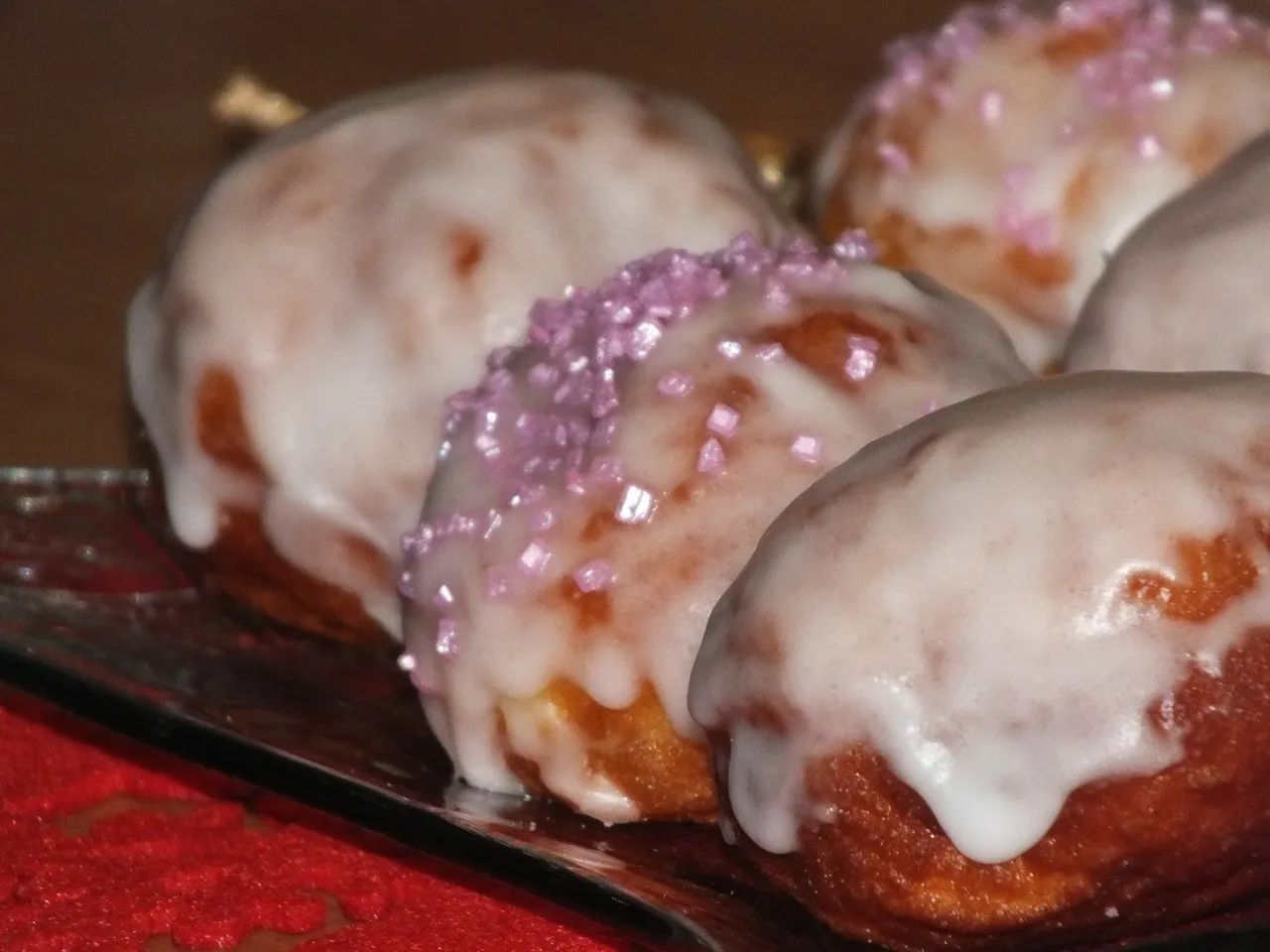Miękkie pączki w cytrynowym lukrze