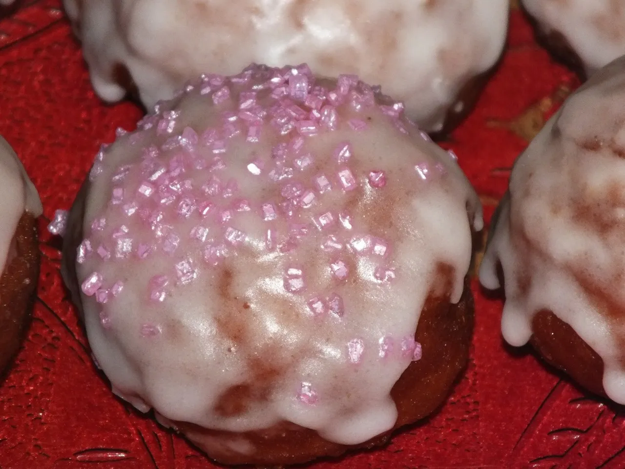 Miękkie pączki w cytrynowym lukrze