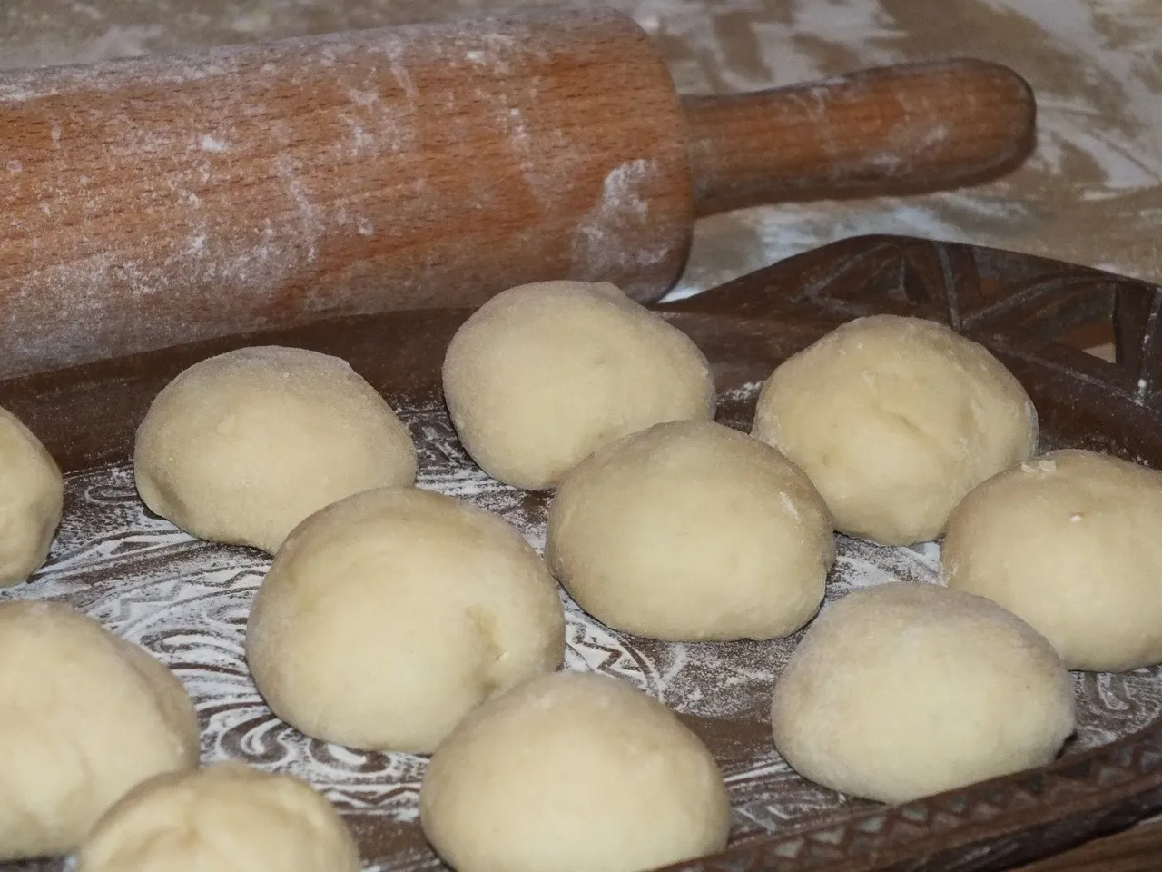 Miękkie pączki w cytrynowym lukrze