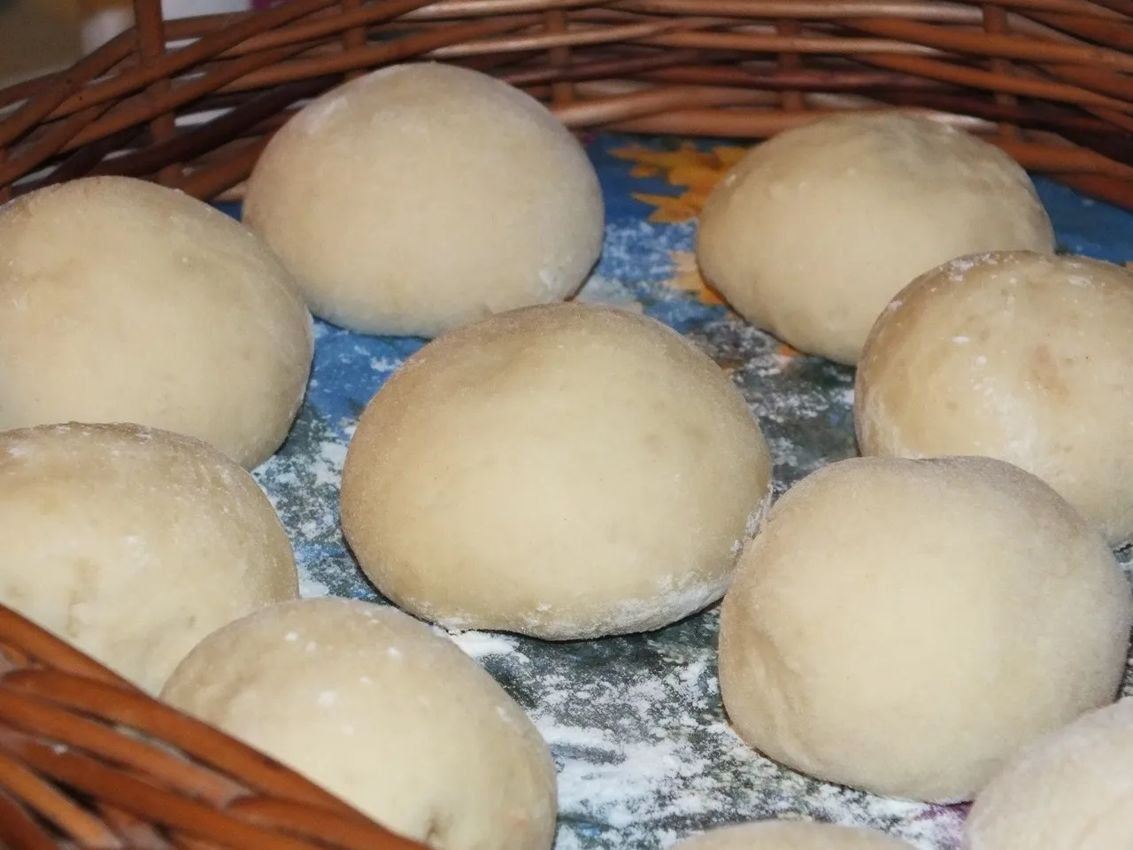 Miękkie pączki w cytrynowym lukrze