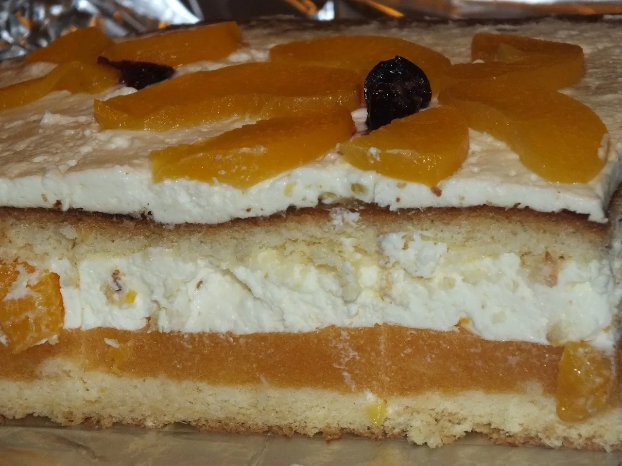 Ciasto brzoskwiniowo-śmietankowe na biszkopcie