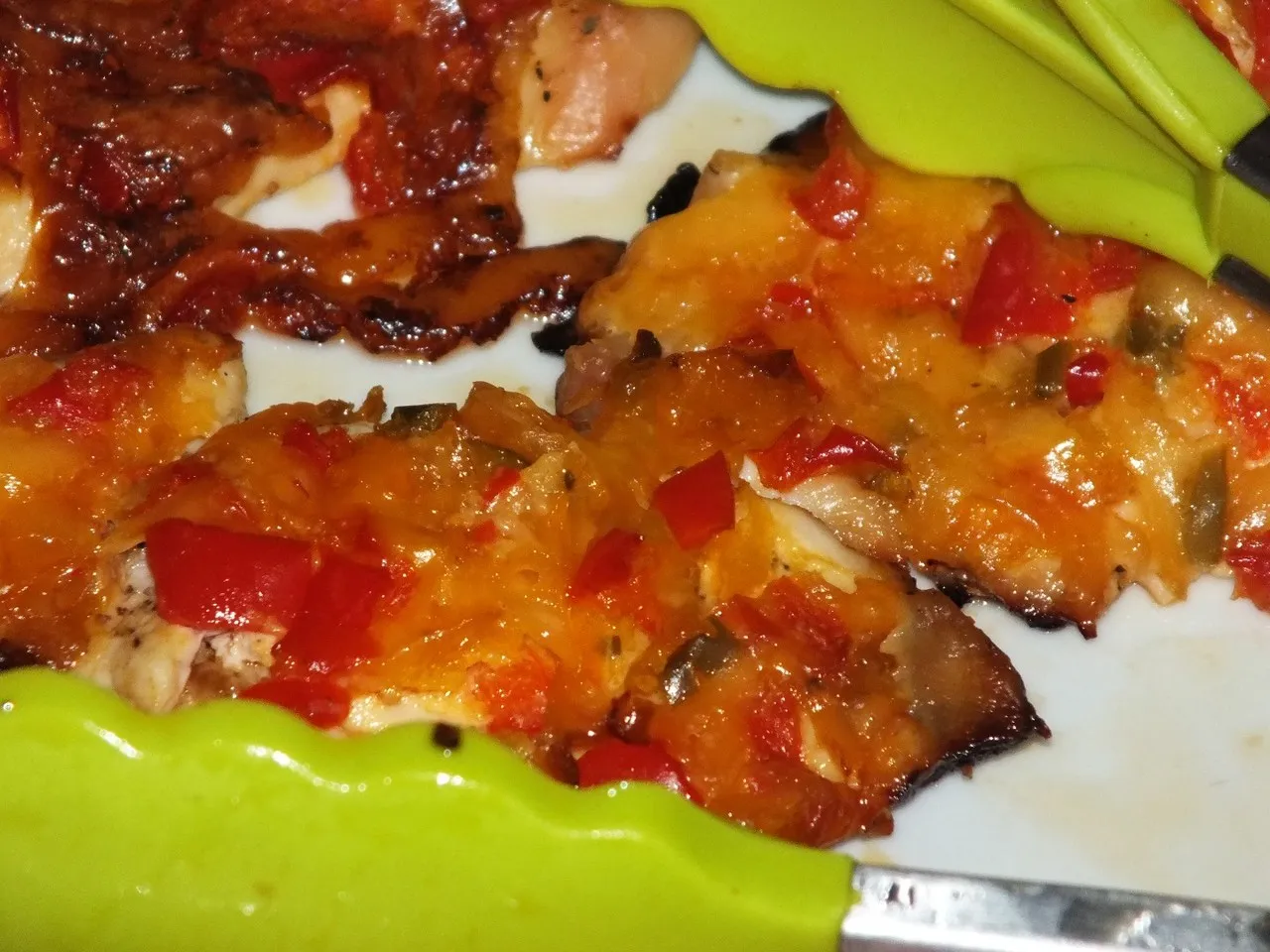 Kotlety z kurczaka zapiekane z paprykowo-serowym farszem