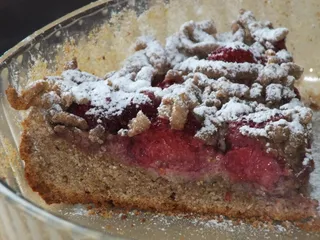 Kruche pełnoziarniste ciasto z mrożonymi truskawkami - 4