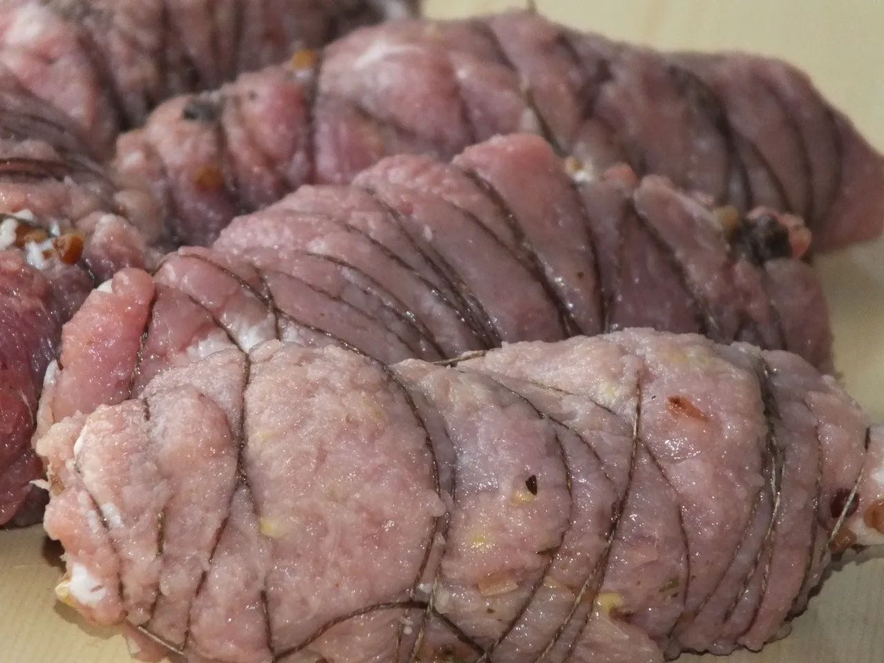 Rolady schabowe faszerowane kaszą gryczaną i suszonymi grzybami