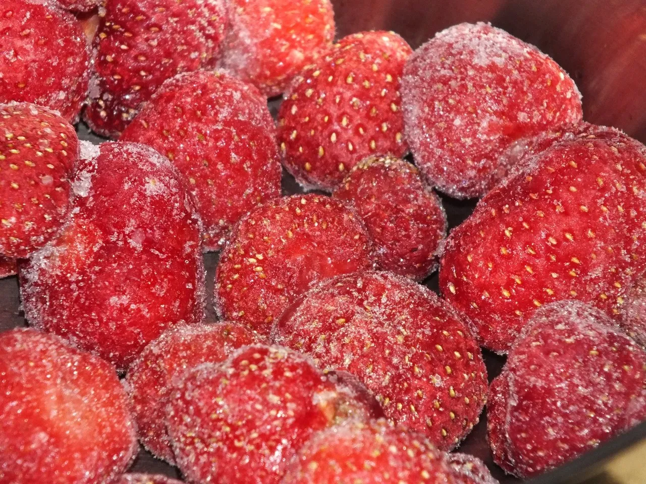 Jogurtowo-truskawkowe ciasto na biszkopcie