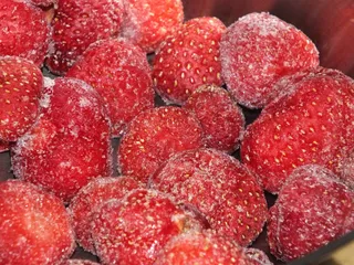 Jogurtowo-truskawkowe ciasto na biszkopcie - 12