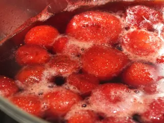 Jogurtowo-truskawkowe ciasto na biszkopcie - 13