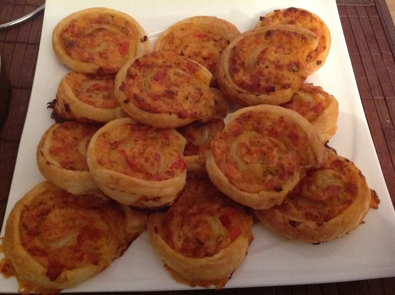 Ślimaczki-pizzetki z ciasta francuskiego