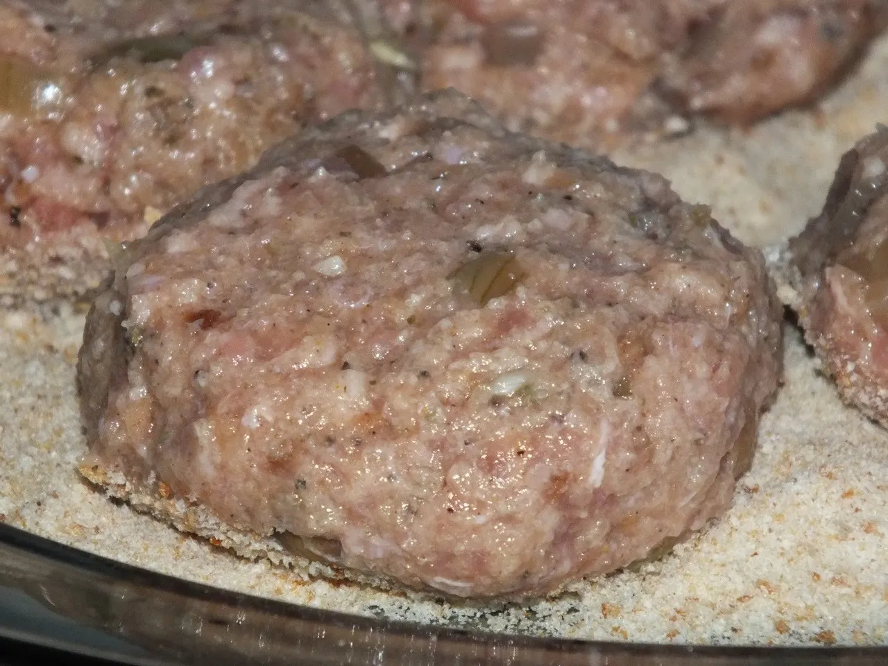 Razowe kotlety mielone w pieczarkowym sosie