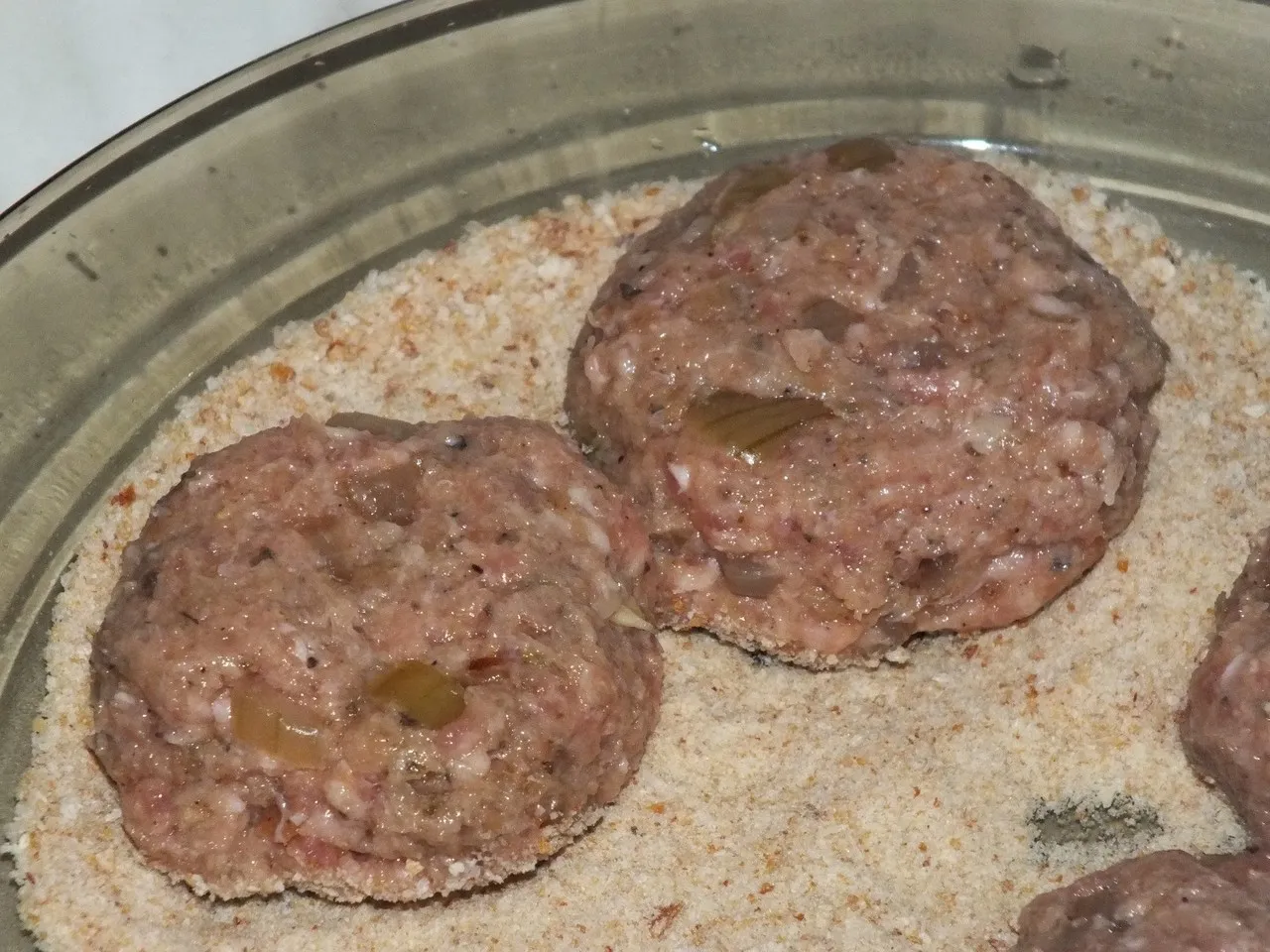 Razowe kotlety mielone w pieczarkowym sosie