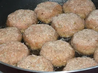 Razowe kotlety mielone w pieczarkowym sosie - 23