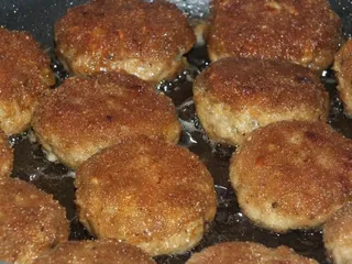 Razowe kotlety mielone w pieczarkowym sosie - 25