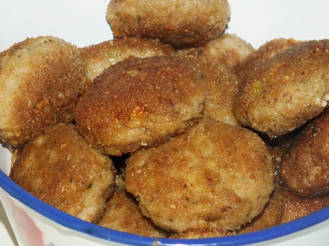 Razowe kotlety mielone w pieczarkowym sosie