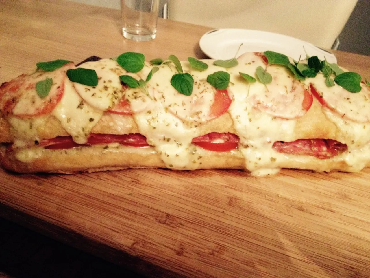Zapiekana ciabatta z mozzarellą, pomidorami i salami