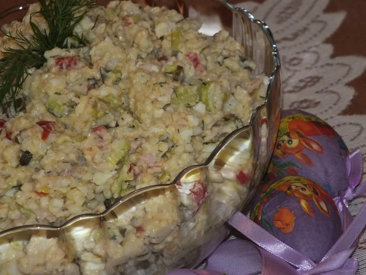 Sałatka ryżowa z jajkami i kolorowymi dodatkami