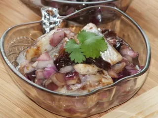 Aromatyczne śledzie z czerwoną cebulą i suszonymi śliwkami - 2