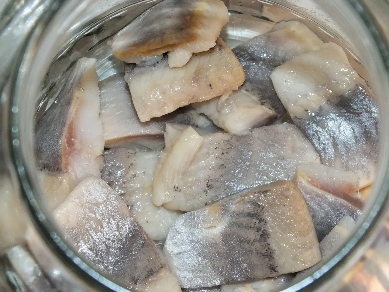 Aromatyczne śledzie z czerwoną cebulą i suszonymi śliwkami