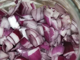 Aromatyczne śledzie z czerwoną cebulą i suszonymi śliwkami - 15