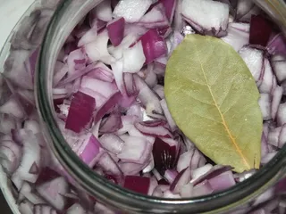 Aromatyczne śledzie z czerwoną cebulą i suszonymi śliwkami - 17