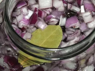 Aromatyczne śledzie z czerwoną cebulą i suszonymi śliwkami - 19