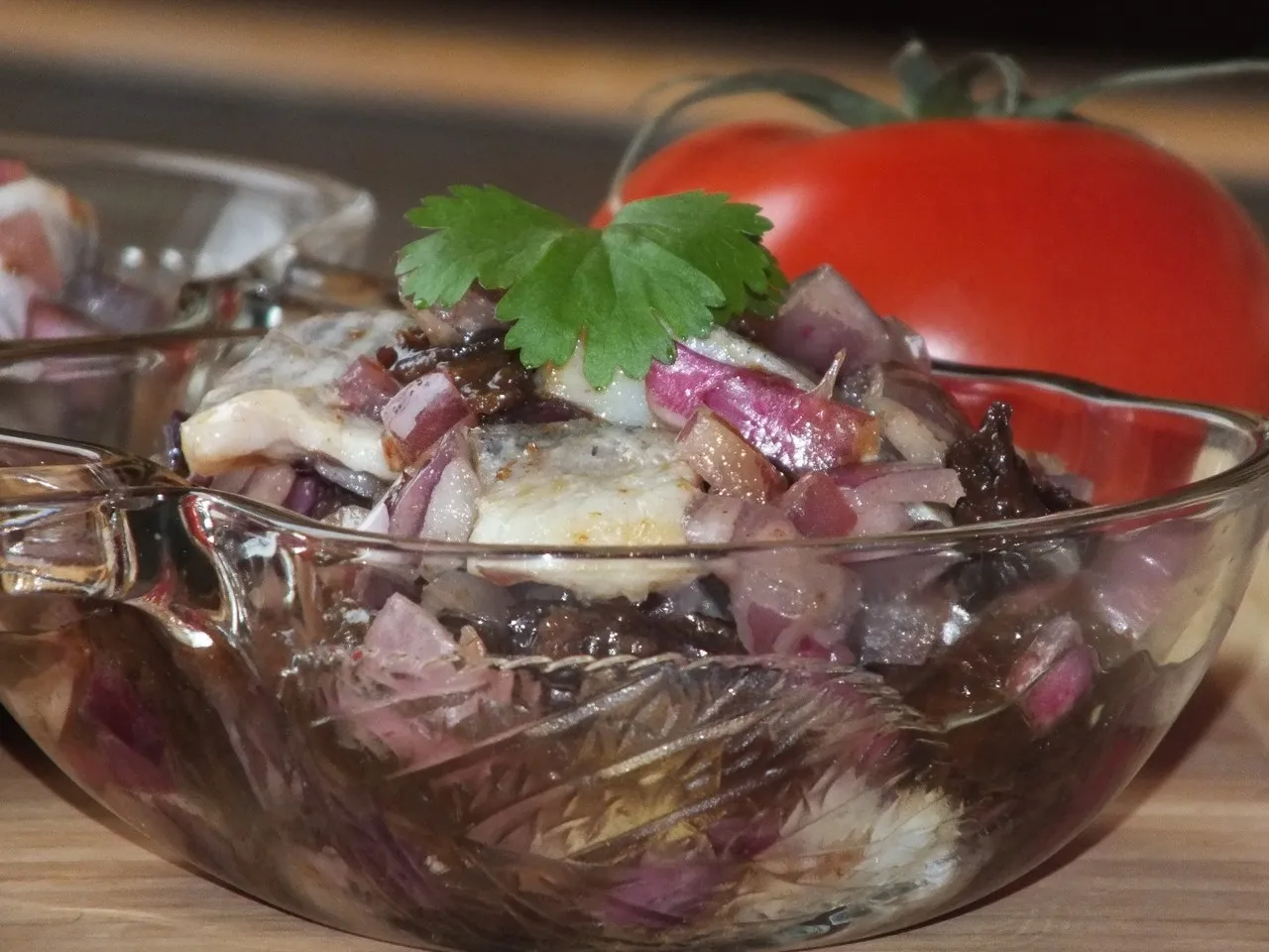 Aromatyczne śledzie z czerwoną cebulą i suszonymi śliwkami