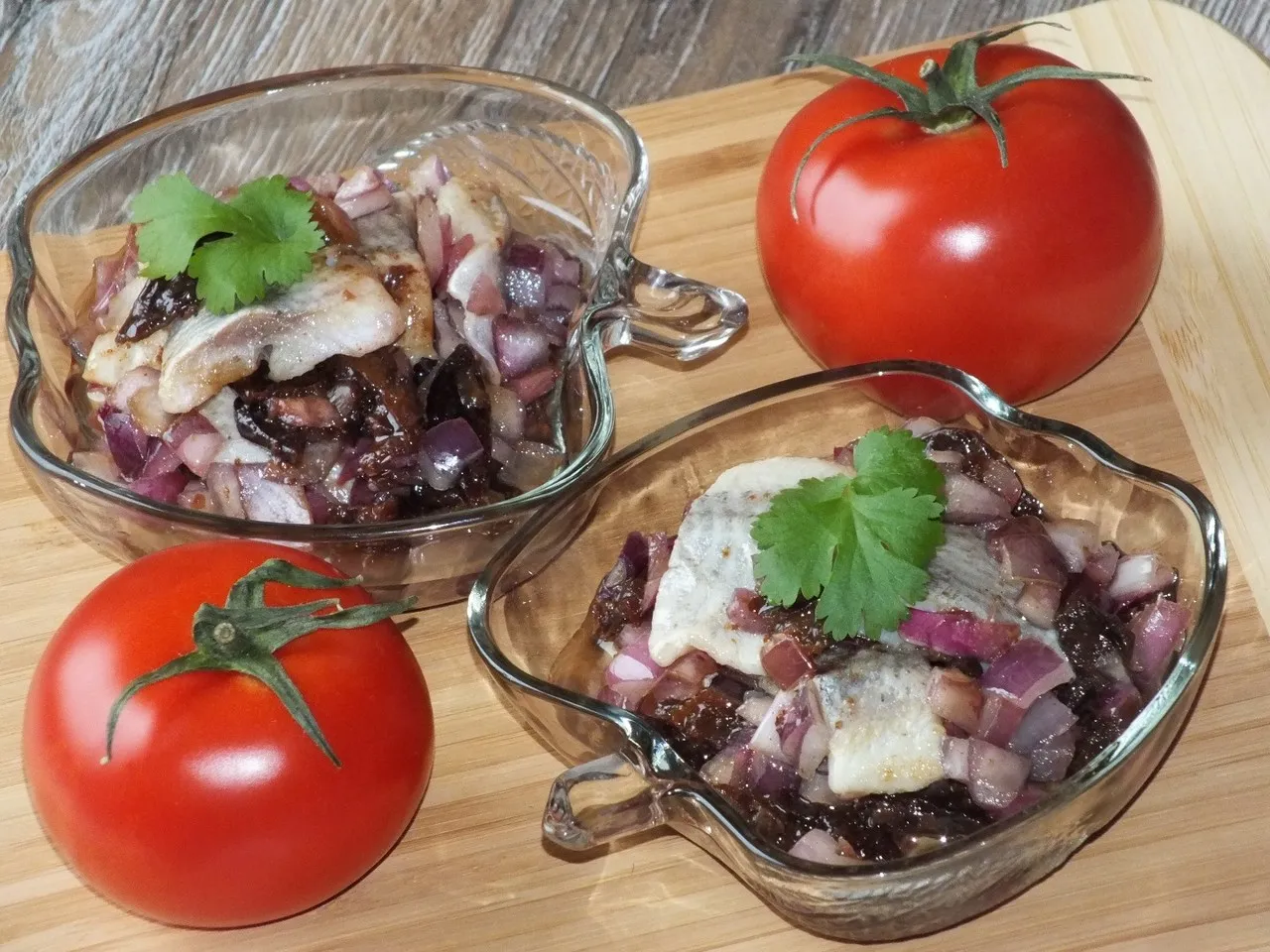 Aromatyczne śledzie z czerwoną cebulą i suszonymi śliwkami