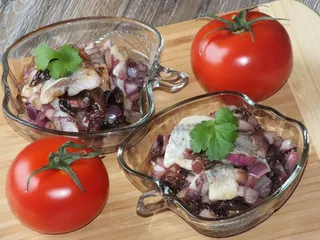 Aromatyczne śledzie z czerwoną cebulą i suszonymi śliwkami - 3