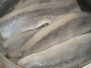 Aromatyczne śledzie z czerwoną cebulą i suszonymi śliwkami - 4