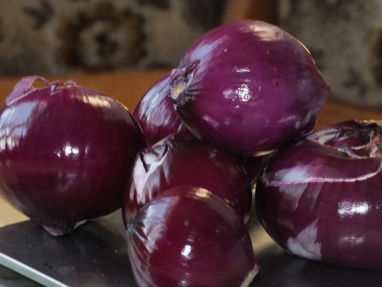 Aromatyczne śledzie z czerwoną cebulą i suszonymi śliwkami